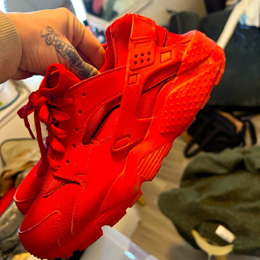 Red hauraches size 7Y boys.